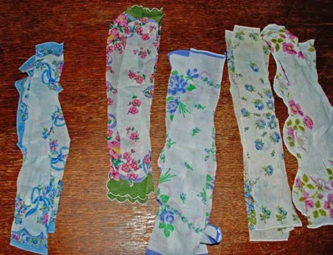 Vintage Handkerchiefs Crafts, Handkerchief Crafts, Vintage Jewelry Diy, Fabric Bracelets, Linen Quilt, Shabby Chic Diy, Vintage Handkerchiefs, Vintage Crafts, Fabric Projects