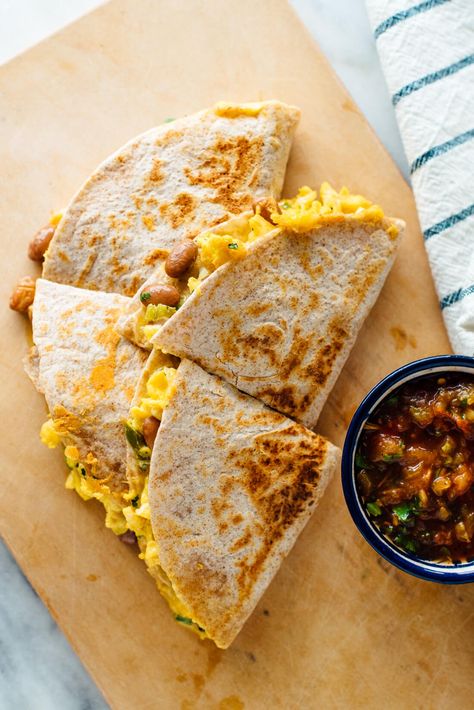 Looking to branch out of your breakfast rut? Try these delicious breakfast quesadillas! Healthy Breakfast Quesadilla, Breakfast Quesadilla Recipes, Breakfast Quesadillas, Breakfast Quick, Breakfast Quesadilla, Menu Sarapan Sehat, Vegan Summer Recipes, Doner Kebab, Simple Breakfast