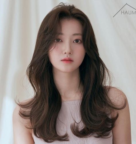 Korean Wavy Hair, Hairstyle For Chubby Face, Wavy Hairstyles Medium, Bangs For Round Face, Face Framing Bangs, Summer Haircuts, Bangs With Medium Hair, Haircut Inspiration, Round Face Haircuts