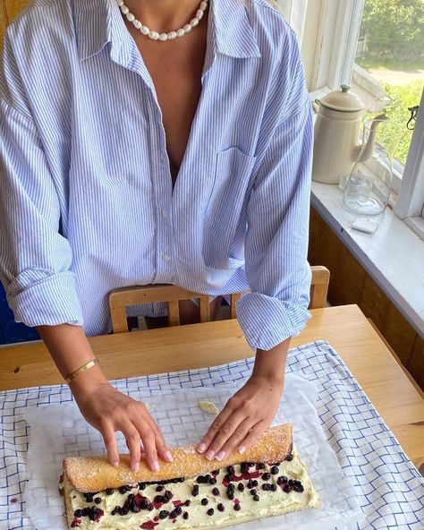 67.6k Likes, 264 Comments - MATILDA DJERF (@matildadjerf) on Instagram: “always baking” Costal Grandmother Aesthic, Grandmother Aesthetic, Grandma Aesthetic, Coastal Granddaughter, Matilda Djerf, Coastal Life, Coastal Grandma, Coastal Chic, Website Inspiration