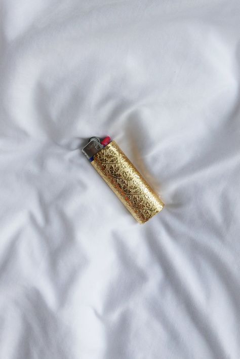 This 24K gold-plated vintage steel lighter case is the perfect conversation starter and way to ensure you never misplace your lighter again. Case fits snugly over regular (BIC) lighters. Pattern is a cool repeated geometric design all the way around. Lighters Aesthetic, Decorated Lighters, Pretty Lighters, Diy Decorate Lighter, Cute Lighters, Aesthetic Lighter, Lighter Aesthetic, Monkey Brain, Key Carabiner