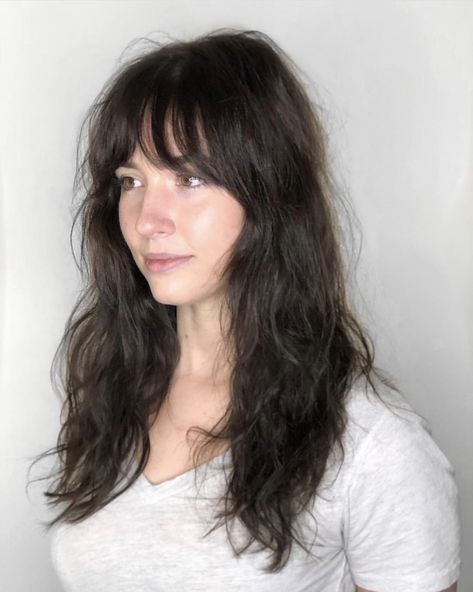 Curtain bangs with long wavy hair | brunette | hairstyles | fresh makeup Naturally Wavy Hair Cuts, Frizzy Wavy Hair, Bangs Wavy Hair, Brown Wavy Hair, Black Wavy Hair, 70s Hair, Wavy Haircuts, Natural Wavy Hair, Haircuts For Wavy Hair