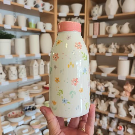 Milk Bottle Vase, Color Me Mine Vase, Cute Vase Painting Ideas, Pottery Painting Vase Ideas, Pottery Painting Ideas Vase, Vase Pottery Painting Ideas, Pottery Painting Vase, Vase Pottery Painting, Ceramic Vase Painting Ideas