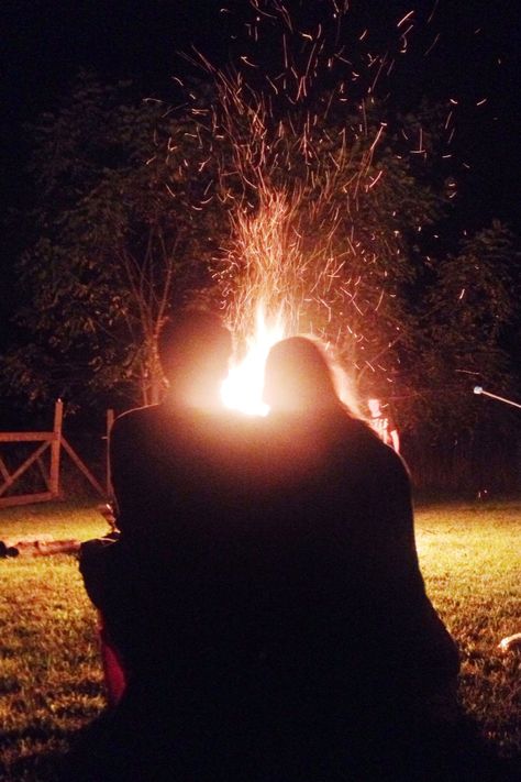 Couple Campfire Cuddle Campfire Couple Aesthetic, Couple Bonfire Aesthetic, Couple Backpackers, Couple Campfire, Campfire Couple, Camping Ideas For Couples, Couples Camping, Romantic Camping, Hiking Pictures