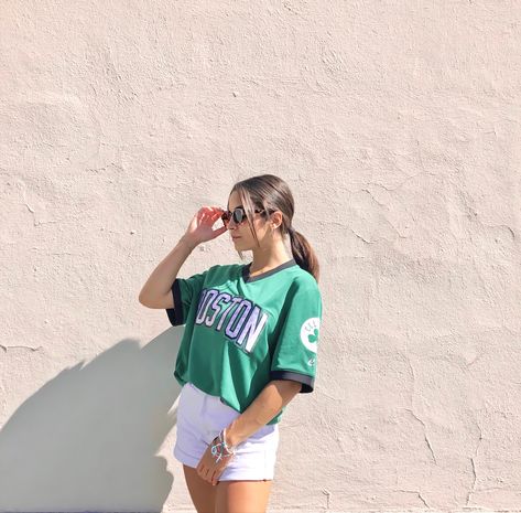 Oversize T Shirt Outfit, Celtics Outfit, Boston Celtics Outfit, Basketball Girls Outfits, T Shirt Outfit, St Patrick's Day Outfit, Jersey Outfit, Oversize T Shirt, Basketball Girls