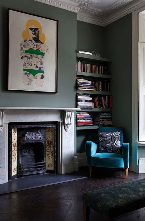 Remarkable transformation of a private house in London Design Camino, Built In Around Fireplace, London Living Room, Painted Bookshelves, Victorian Living Room, Victorian Fireplace, Deco House, House Makeover, Trendy Living Rooms