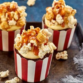 Popcorn Cupcakes, Vanilla Buttercream Icing, Baking School, Homemade Popcorn, Diy Cupcake, Chocolate Popcorn, Cake Kit, Caramel Fudge, Movie Night Party