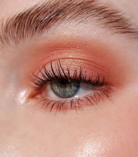 easy peachy coral eyeshadow look 🍑 Peachy Gold Makeup, Peach Makeup Aesthetic, Peachy Eyeshadow Look, Coral Eyeshadow Looks, Coral Makeup Looks, Makeup Unit, Coral Eye Makeup, Peach Makeup Look, Peachy Makeup