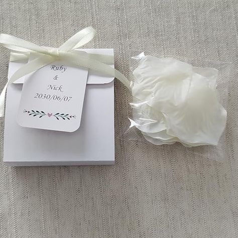 Wedding confetti box, Wedding confetti bags, wedding confetti holder, flower petal bags for wedding, personalized confetti wedding. 50 units Confetti Cones, Personalized Confetti, Confetti Bags, Confetti Wedding, Wedding Personalized, Wedding Confetti, Flower Petal, Handmade Products, Flower Petals