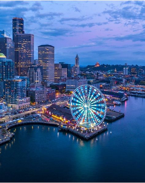 #Seattle Must See - ✈ #pikeplacemarket in #Washington, the most beautiful state in the Pacific Northwest🌲. #pnw 🌳 #tourism #tourismseattle 🛫 #travel #travelseattle  #WashingtonState #whattosee #spaceneedle #emeraldcity #pacificnw #pioneersquare #pwntravel #greatwheel #centurylinkfield #cityofseattle Seattle Waterfront, Seattle Photos, Visit Seattle, Evergreen State, Downtown Seattle, Washington Usa, Family Days Out, Amusement Parks, Emerald City