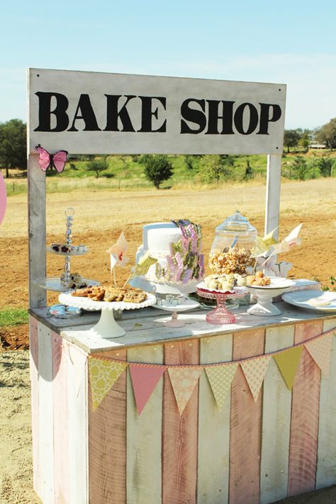 DIY Bake Shop Stand ...easily turn into lemonade stand or any other stand, too! Pallet Stand, Wedding Food Bars, Cake Stall, Buffet Dessert, Stand Feria, Shop Stand, Summer Job, Vintage Baking, Imaginary Play