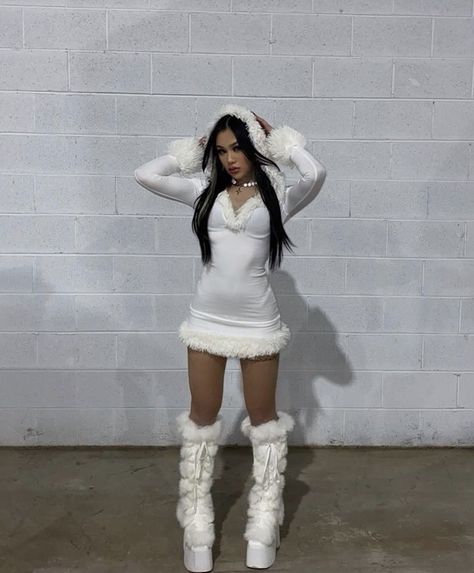 White Y2k Dress, Winter Fur Outfits, Halloween Costumes Duos, Duos Halloween Costumes, Y2k Halloween Costume, Winter Barbie, Rave Bae, White Fur Boots, Rave Ideas