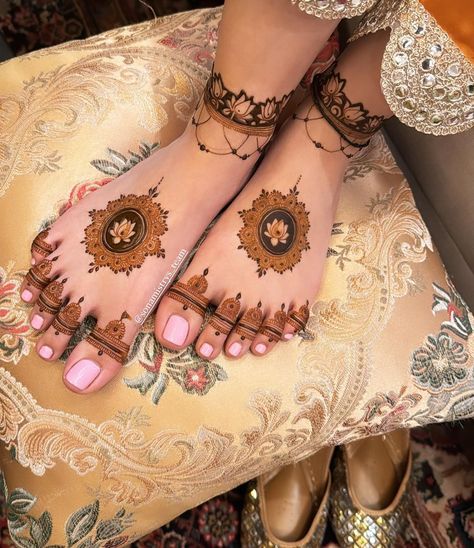 These cutesy simple yet stylish Henna Designs by @sonamistrys_team @sonamistry_mehandi are perfect for minimal brides. #henna #mehndiart #mehndilove #feetmehendidesign #minimalmehendidesigns #mehenditrends #trendingmehendidesign #bridalmehendi [ mehendidesigns, bridal feet henna designs, bridal mehndi , bridalmehendiartist] Aesthetic Leg Mehendi Design, Minimalist Feet Mehendi, Minimal Bridal Henna Designs, Bridal Minimal Mehendi, Minimal Bridal Mehendi, Mehendi For Bride, Bridal Leg Mehendi Designs, Foot Mehendi Design, Feet Henna Designs