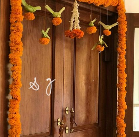 Flower Mala, Door Flower Decoration, Hanging Floral Decor, Leaf Decor Wedding, Beautiful Entrance, Mala Making, Home Flower Decor, Diwali Decorations At Home, Wedding Doors