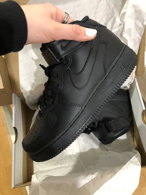 Nike Air Force Black, Nike Shoes Air Force, Trendy Shoes Sneakers, Pretty Shoes Sneakers, Jordan Shoes Retro, All Nike Shoes, Hype Shoes, Swag Shoes, Pretty Shoes