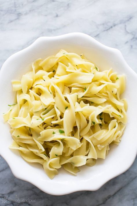 Quick and EASY side for a midweek meal! Egg noodles tossed with butter, Parmesan cheese, and parsley. Best side ever to serve with chicken! #Noodles #Butter #EggNoodles Chicken Fettuccine Recipe, Ayam Mentega, Buttered Noodles Recipe, Butter Noodles, Egg Noodle Recipes, Spaghetti Recipes Easy, Telur Rebus, Pasta Noodle Recipe, Noodle Recipes Easy