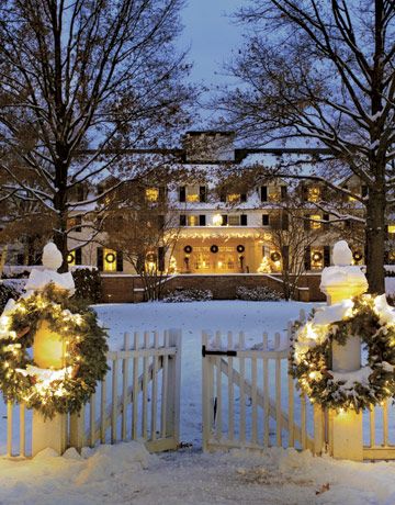 The Historic Woodstock Inn in Vermont at Christmas.  The town has an annual Wassail Weekend celebration in Woodstock, VT. Burlington Vermont, Christmas Tablescape, Noel Christmas, Olivia Palermo, Magical Christmas, Winter Scenes, Outdoor Christmas, Christmas Magic, Woodstock