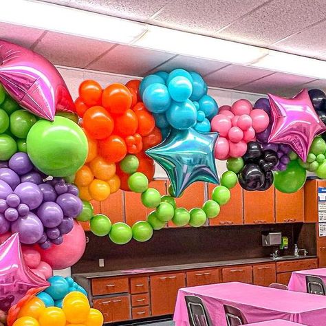 ☆ 🅷🅴🅰🆃🅷🅴🆁 ☆ on Instagram: "“Because I had a teacher, I’ve learned the most important things are said without words.” -Kobi Yamada   Happy Teachers/Staff appreciation Pine Grove Elem! #savedbythebell   Creative Team: @chicandsavvyballoons @kreative_enterprise_ @dbkreativexpressions @arcreations_fl   #teacherappreciationweek #teacherappreciationweek #tuftex #qualatexballoons🎈 #balloonwall #ballooninstallations #balloonartist #balloongarland #organicballoongarland #organicballoons #organicballoonarch #inspiration #balloons #balloon #balloondecor #partydecorations #globos #eventdesign"