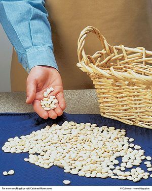 Enjoy warm bread throughout your entire meal with this simple trick for keeping bread warm longer! Bread Basket Ideas For Table, How To Keep Bread Warm At A Party, Bread Warmer, Warming Bread In Oven, Bread Proofing Basket Recipe, Diy Bread Proofing Basket, Bread Basket, Brunch Party, Pie Plate