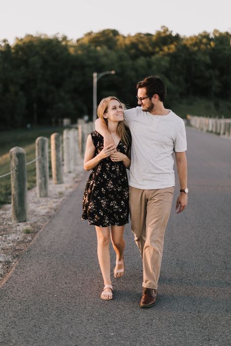 Pre Wedding Shoot Outfit Ideas Casual, Preeweding Shoot, Casual Prenup Outfit, Casual Prenup, Quick Poses, Prenup Outfit, Casual Engagement Photos Outfits, Spring Engagement Photos Outfits, Engagement Outfits Summer