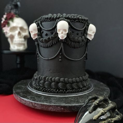 Halloween Vintage Cake, Vintage Halloween Cake, Black Vintage Cake, Spooky Cakes, Creative Pies, Dark Royalty Aesthetic, Gothic Cake, Miss Cake, Spooky Cake