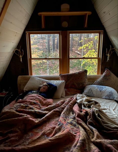 Cozy Farm Bedroom, Forest Cabin Aesthetic Bedroom, Cozy Cabin Bedrooms Vintage, Cabincore Aesthetic Bedroom, Log Cabin Aesthetic Bedroom, Cabin Vibes Aesthetic, Cabincore Bedroom, Cabin Astethic, Cabin Aesthetic Bedroom