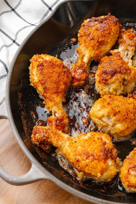 Chicken legs with crispy golden skin cooked in a gray skillet in the oven. Oven Crispy Chicken, Chicken Leg Recipes Oven, Oven Fried Chicken Legs, Chicken Legs In Oven, Crispy Baked Chicken Legs, Fried Chicken Crispy, Oven Baked Chicken Legs, Oven Fried Chicken Recipes, Crispy Oven Fried Chicken