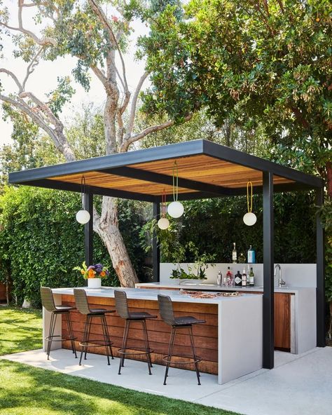 Small Bbq Island Ideas Backyards, Bar Area Backyard, Outdoor Bar Area Ideas, Bbq Design Outdoor, Outside Kitchen Ideas Outdoor Spaces, Small Outdoor Bar Ideas, Modern Contemporary Backyard, Outdoor Bar Design, Outdoor Kitchen Pergola