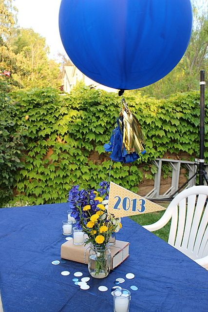 Graduation Party Ideas Decorations, Graduation Table Centerpieces, Blue Graduation Party, Graduation Party Pictures, Backyard Graduation Party, Graduation Centerpiece, Senior Graduation Party, Gold Graduation Party, Graduation Party High