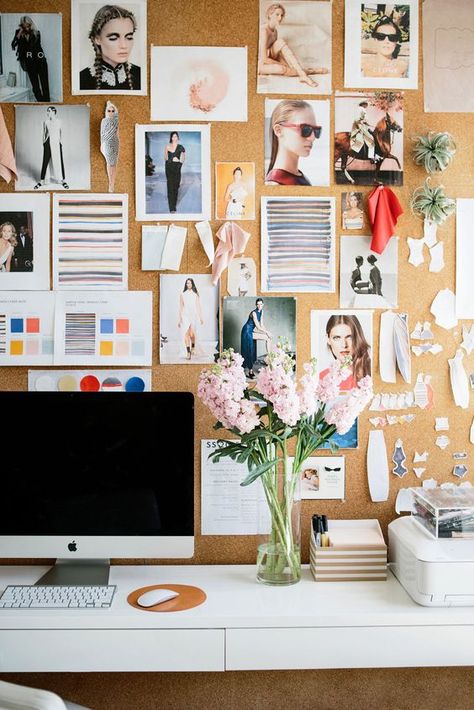 an oversized cork pinboard is a great idea to get inspired Cozy Home Office, Cork Wall, Creative Workspace, Workspace Inspiration, Home Office Space, Trendy Home, A Desk, Inspiration Boards, Office Inspiration