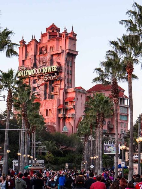 10 melhores atrações na Disney Orlando | O que fazer na Disney #disney #orlando #viagem Disneyland Orlando, Disney Hollywood Studios, Hollywood Tower Hotel, Disney Parque, Hollywood Tower, Disney Florida, Disney Cute, Orlando Parks, Disney Paris