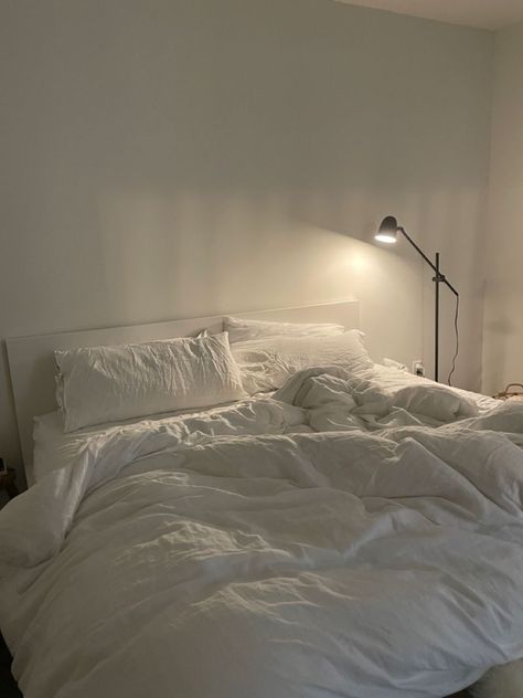 Bed Aesthetic, Modern Minimalist Bedroom, Minimalist Bed, Minimalist Bedroom Design, Simple Room, Redecorate Bedroom, Minimalist Room, Room Design Bedroom, Room Makeover Bedroom