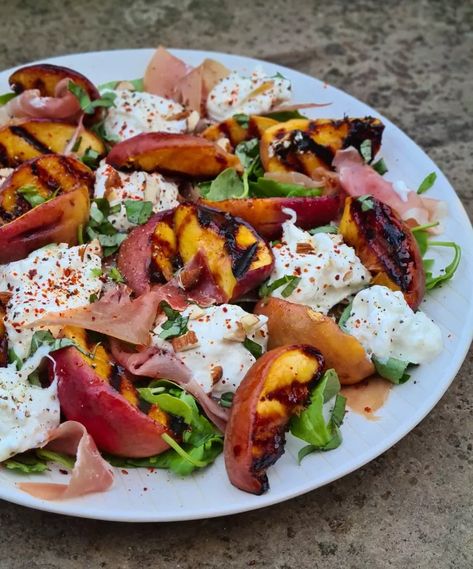 Grilled Peach and Burrata Salad | Foodtalk Pizza Y Vino, Burrata Salad Recipe, Peach And Burrata, Peach Burrata, Almond Salad, Italian Dinner Party, Burrata Salad, Lunch Party, Parma Ham