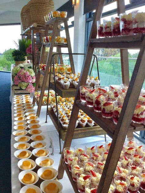 Banquet Food Display Presentation, Dinner Display Ideas, Food Rack Display, Dimsum Buffet Display, Buffet Stand Food Displays, Buffet Food Display Presentation, Bain Marie Food Display Ideas, Professional Catering Display, Party Food Layout Display