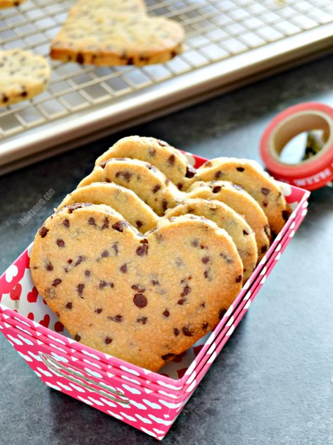 Heart Shaped Chocolate Chip Cookies, Shaped Chocolate Chip Cookies, Oven Baked Asparagus, Valentines Day Cookie Recipe, Cookies Heart, Heart Shaped Food, Heart Shaped Chocolate, Shaped Cookies, Heart Shaped Cookies