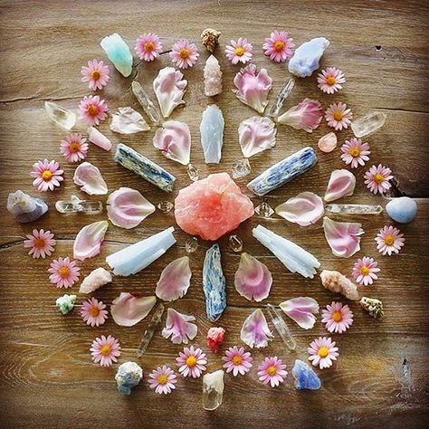 Crystals Healing Grids, Crystal Mandala, Crystal Aesthetic, Crystal Magic, Images Esthétiques, Witch Aesthetic, Crystal Art, Flower Mandala, Crystal Grid