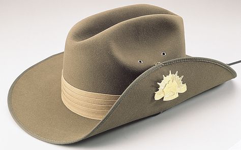 Australian Army Akubra slouch Hat. Akubra (pronounced Akoobra) Hat, Aussie for Hat Australian Hats, Akubra Hats, Modern Hat, Arm Accessories, Military Hat, Army Fashion, Anzac Day, Slouch Hat, Army Men