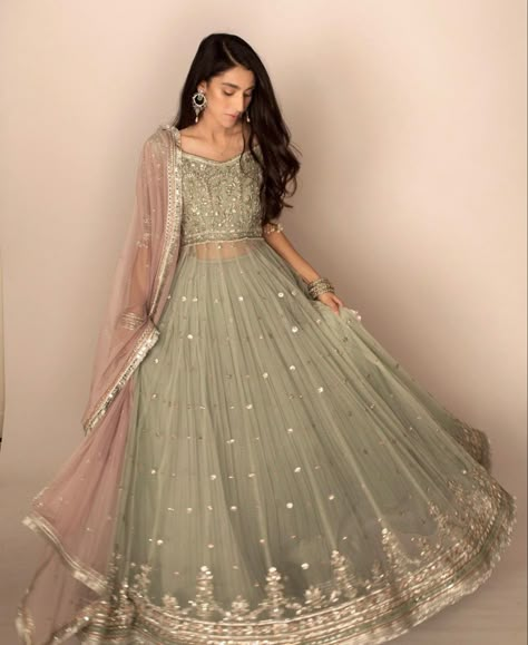 Relatable Images, Desi Dress, Simple Lehenga, Shadi Dresses, Lehenga Dupatta, Desi Wedding Dresses, India Dress, Pakistani Wedding Outfits, Classy Prom Dresses