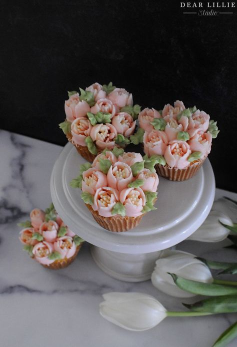 Tulip Cupcake Tutorial (Using Russian Piping Tips) - Dear Lillie Studio Tulip Cupcakes, Hydrangea Cupcakes, Good Morning And Happy Saturday, Rosette Cupcakes, Deco Cupcake, Pastry Ideas, Cupcake Piping, Frosting Flowers, Russian Piping Tips