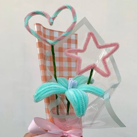 Mini bucket, lily, star, love, pastel, Pink, tosca Instagram : 4proudject #Pekanbaru #Riau Earthy Modern Living Room, Paper Flower Bouquet Diy, Modern Living Room Design Ideas, Simpul Pita, Earthy Modern, Love Pastel, Piping Flowers, Pipe Cleaner Flowers, Modern Living Room Design