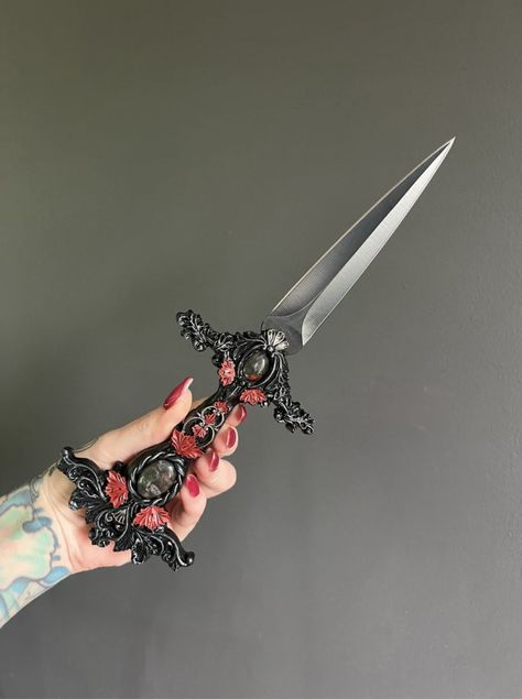 Fantasy Dagger, Knife Aesthetic, Pretty Knives, Cool Swords, Knife Collection, Aesthetic Tattoo, Cool Knives, Fantasy Aesthetic, Fantasy Jewelry