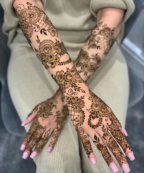 National Asian Wedding Show on Instagram: “Mehndi Goals 😍 - @hennaartistry_ • • • #tnaws #beinspired #love #wedding #indianwedding #pakistaniwedding #bridal #bride #indianbride…” Wedding Henna Designs, Modern Mehndi, Front Mehndi Design, Khafif Mehndi Design, Arabic Henna Designs, Tato Henna, Floral Henna Designs, Eid Mehndi Designs, Pengantin India