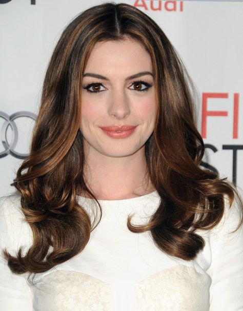 Anne sported some polished curls with balayage highlights at the 2010 premiere of her film ‘Love & Other Drugs’. Photo: Everett Collection / Shutterstock.com Anne Hathaway Haircut, Anne Hathaway Hair, Hairstyle Examples, Middle Part Hairstyles, Permed Hairstyles, Balayage Highlights, Anne Hathaway, Long Hair Cuts, Stylish Hair