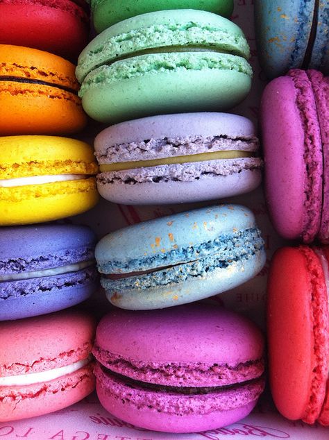 #desejomuito Sereal Sarapan, Kue Macaroon, Bottega Louie, Colorful Macarons, Unicorn Foods, French Macarons, Food Court, Color Wheel, Macaroons