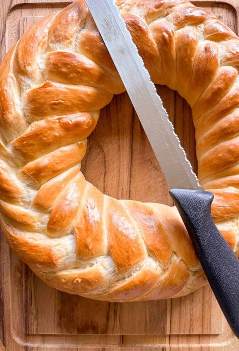 This braided bread wreath is a beautiful, delicious addition to any table! Learn how to make this stunning bread with step-by-step instructions. #BraidedBread #HolidayBaking #BreadRecipe Bread Cornucopia, Wreath Bread, Braided Wreath, Danish Rye Bread, Cottage Loaf, Bread Wreath, Tasty Bread Recipe, Christmas Bread, Braided Bread