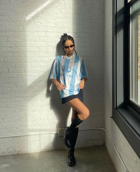 Sports Jersey Outfit, Outfits Con Camisa, Football Jersey Outfit, Cool Looks, Look Adidas, Football Fashion, Jersey Outfit, Looks Street Style, Football Outfits