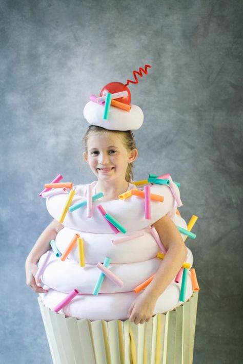 Super Sweet DIY Cupcake Costume: http://www.stylemepretty.com/living/2015/10/14/diy-halloween-costume-cupcake/ | Photography: Ruth Eileen - http://rutheileenphotography.com/ Muffin Costume, Cupcake Halloween Costumes, Cake Costume, Food Halloween Costumes, Cupcake Costume, Candy Costumes, Diy Cupcake, Food Costumes, Giant Cupcake