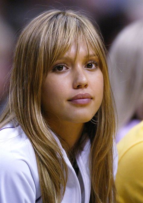 Young Jessica Alba, Short Hair 40, Jessica Alba Casual, Jessica Alba Hair, Hair Evolution, Jessica Alba, Cool Haircuts, Hairstyles For School, Hair Today