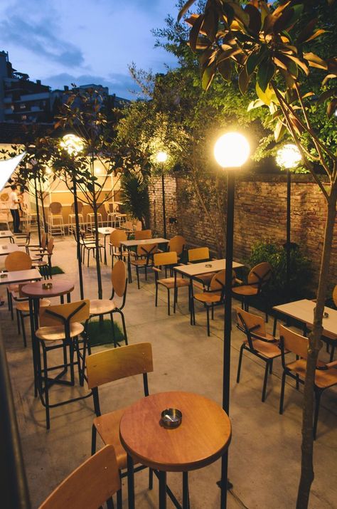 Restront Ideas, Patio Restaurant Ideas, Restaurant Patio Design, Outdoor Cafe Design, Backyard Restaurant, Cocktail Aesthetic, Cafe Design Inspiration, Outdoor Restaurant Patio, Rooftop Restaurant Design