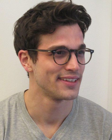 Man With Glasses, Glasses Outfit, Mens Glasses Fashion, Mens Hairstyles Medium, Wavy Hair Men, Corte De Cabelo Masculino, Elegante Casual, Wearing Glasses, Mode Masculine